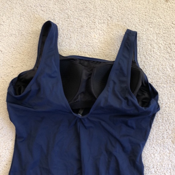 Lands End plus chlorine resistant  tugless soft cup sporty bathing suit - Picture 7 of 10